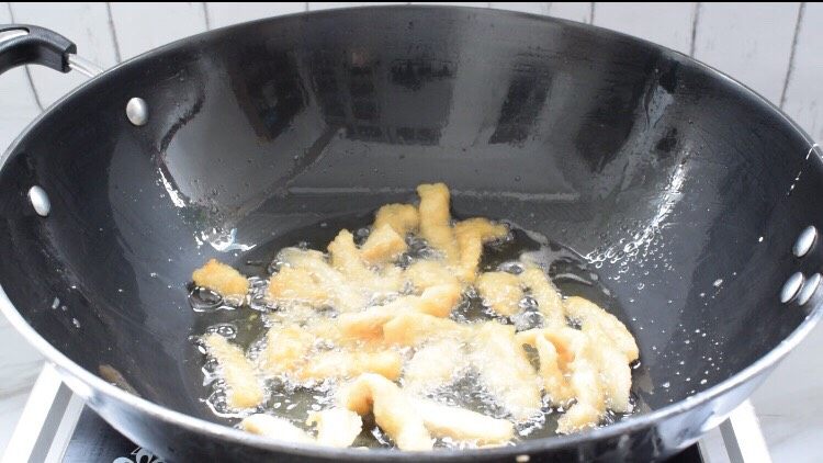 鸡肉版糖醋里脊,等锅中的油再次升温时放入复炸,炸至金黄色