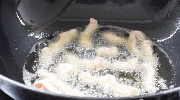 鸡肉版糖醋里脊,锅中的油烧至六成热放入鸡肉条,小火炸至淡黄色