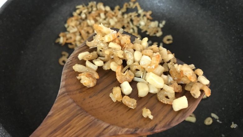 广式烧卖~腊味与海味的完美结合,炒至无水份,稍干硬喷发香味