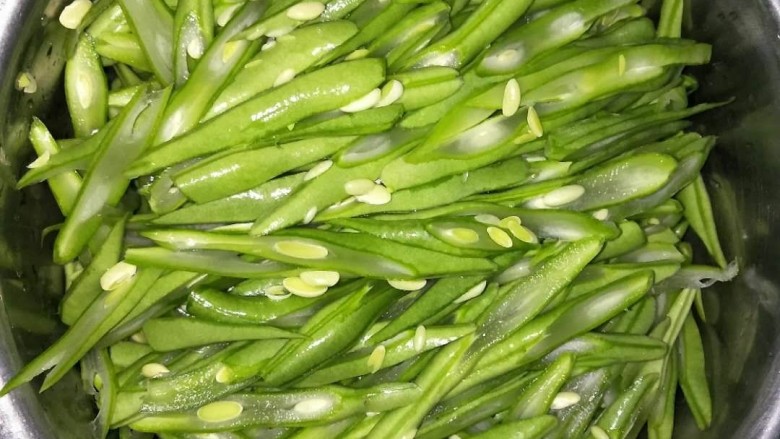 琐玉精切豆角丝,<a style='color:red;display:inline-block;' href='/shicai/ 69'>四季豆</a>洗净斜切成细丝