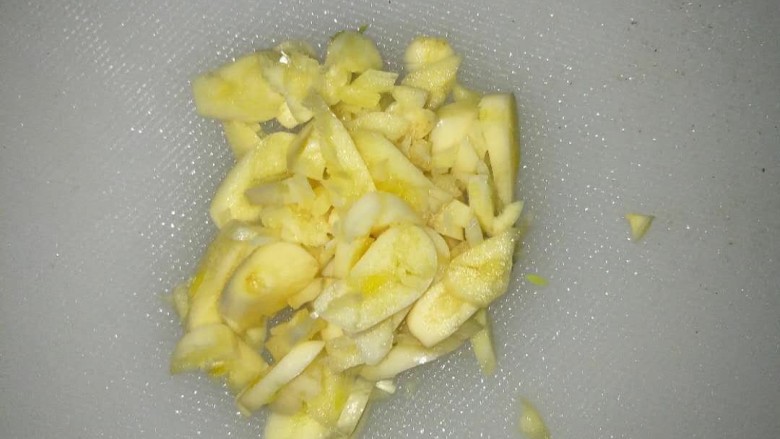 琐玉精切豆角丝,蒜洗净拍烂切碎