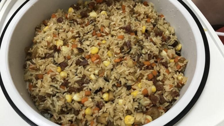 广式烧卖~腊味与海味的完美结合,倒入蒸笼里蒸25分钟焖5分钟
(我是分2个电饭锅蒸的)
嫌蒸的时长麻烦的,也可以直接电饭锅煮,但口感没那么饱满立体,因为煮的饭会偏软烂点