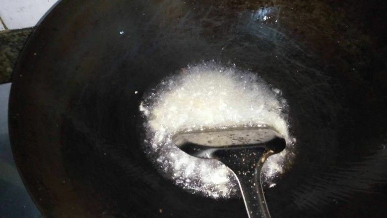 琐玉精切豆角丝,冷锅烧油，油热时加入蒜蓉