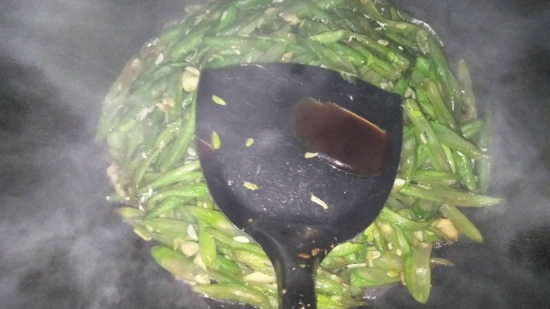 琐玉精切豆角丝,翻煮3-5分钟，加入适量耗油，翻炒均匀，出锅盛盘