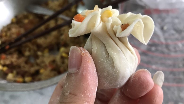 广式烧卖~腊味与海味的完美结合,稍微旋扭一圈成螺纹状