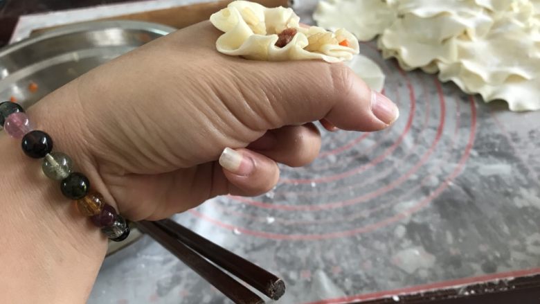 广式烧卖~腊味与海味的完美结合,利用虎口往上挤收