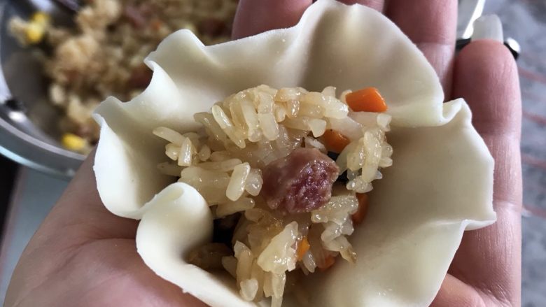 广式烧卖~腊味与海味的完美结合,饭蒸好后,挖一小勺放在饺子皮中间