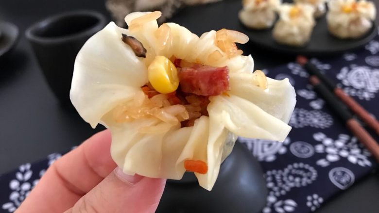 广式烧卖~腊味与海味的完美结合,出锅,美美哒!
女儿说它像花朵又像钱袋😄