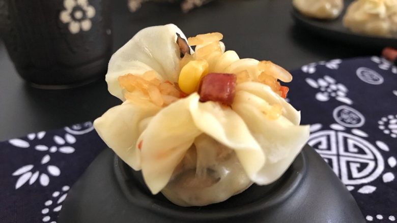 广式烧卖~腊味与海味的完美结合,腊肠的香甜和海味的鲜美,简直好吃到没朋友,得瑟地说一句:比外面卖的好吃多了!😏