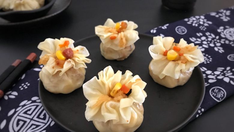 广式烧卖~腊味与海味的完美结合,当点心,当零食都是妥妥的,我家俩就喜欢抓着当零嘴