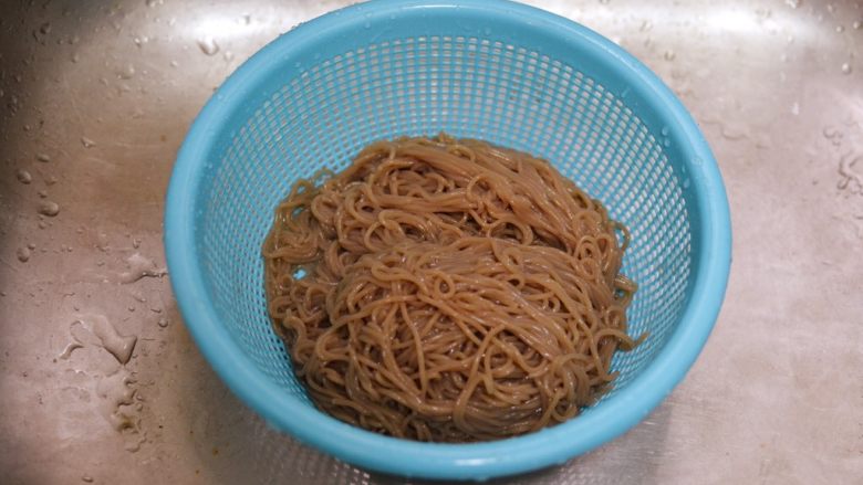 韩式荞麦冷面,用冷水冲洗到手感光滑,沥干水分。