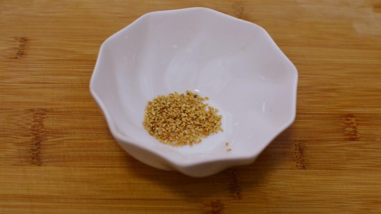 韩式荞麦冷面,不断晃动锅,防止芝麻糊掉。待芝麻变金黄色就可以盛出来备用。