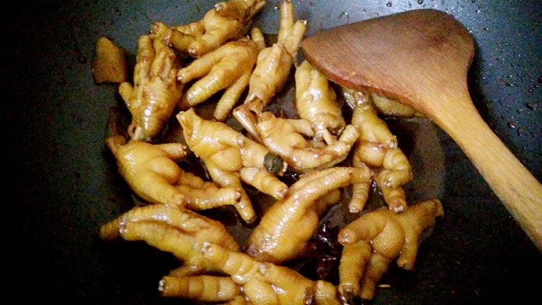 红烧鸡爪,鸡爪煮熟,最后收汁即可出锅