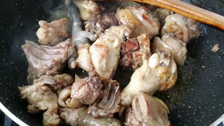 #超乎想象的美食#绝味啤酒鸡块,翻炒至鸡肉皮肉紧实,颜色微微泛白,能够闻到香味了,这个过程大约需要15分钟,具体得看现场情况。