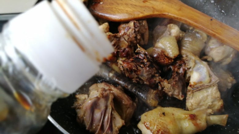 #超乎想象的美食#绝味啤酒鸡块,倒入一勺<a style='color:red;display:inline-block;' href='/shicai/ 762'>老抽</a>和<a style='color:red;display:inline-block;' href='/shicai/ 788'>生抽</a>。