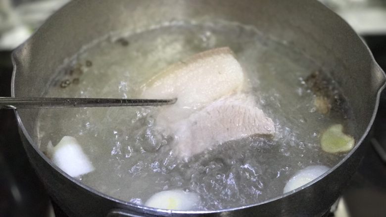 豆豉回锅肉,大约在15~20分钟左右(根据肉块大小),用筷子可以轻松插入就可以捞出来沥水备用
