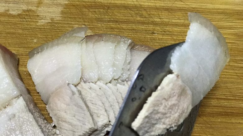 豆豉回锅肉,再来切肉片,一定要切薄薄的