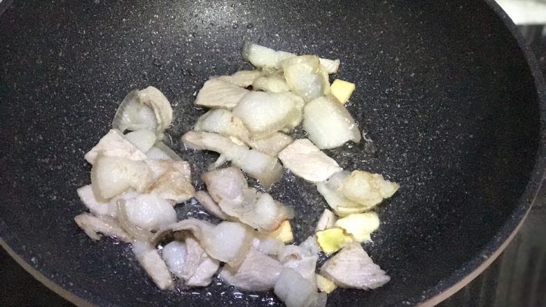 豆豉回锅肉,放入切好的肉片翻炒至肉片出油微微卷起,这样把油逼出来的肉片肥的部分吃的时候一点也不腻
