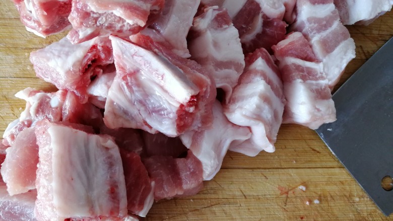 #那一抹家乡味#妈妈菜干豆角烧肉,将五花肉和排骨,切好备用。