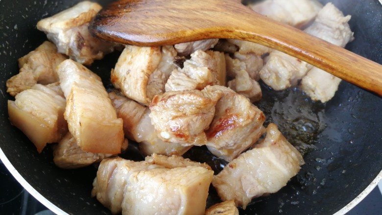 #那一抹家乡味#妈妈菜干豆角烧肉,中火翻炒至,皮肉紧实,微微泛白