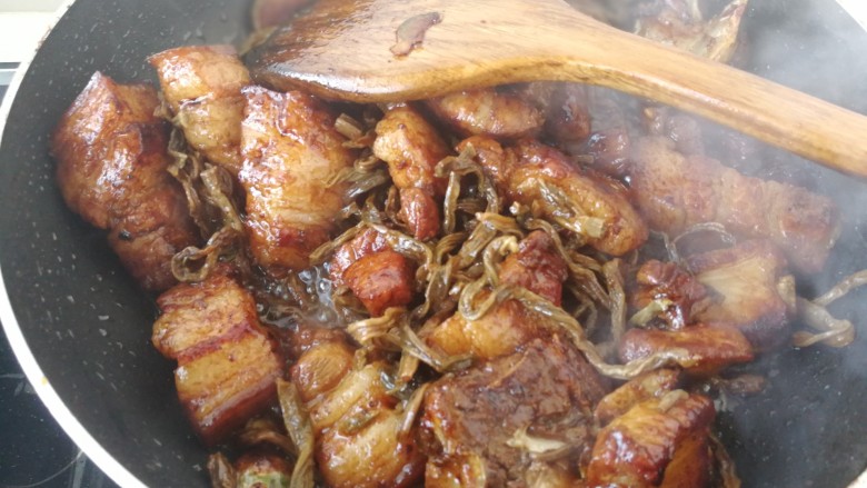 #那一抹家乡味#妈妈菜干豆角烧肉,中火翻炒五分钟左右,让干豆角充分吸收肉汁。