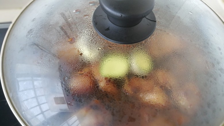 #那一抹家乡味#妈妈菜干豆角烧肉,盖上锅盖,大火烧开小火焖半个小时左右。