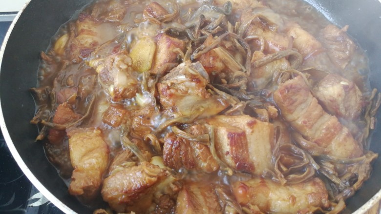#那一抹家乡味#妈妈菜干豆角烧肉,半个小时后,大火收汁就好了。