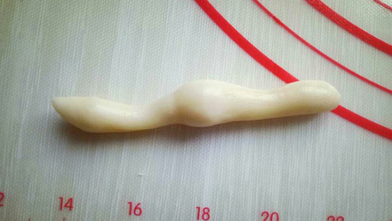 #万圣节#女巫手指饼干,取一块小面团,搓出手指关节形状。关节明显一些,不要太粗,因为烤的过程中会膨胀。