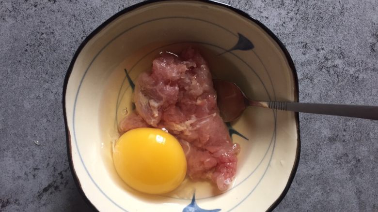 海贼王路飞同款鸡腿,部分<a style='color:red;display:inline-block;' href='/shicai/ 94'>鸡肉</a>馅料加入鸡蛋和调料拌匀腌制备用