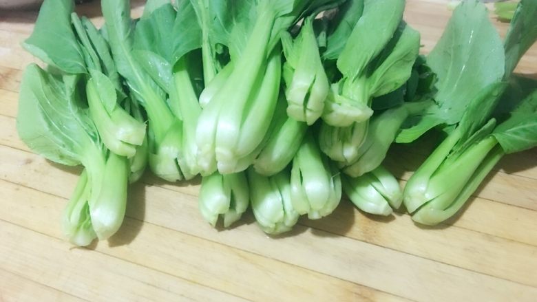 香菇小油菜,青菜剃净根部,切十字花刀,熟的快