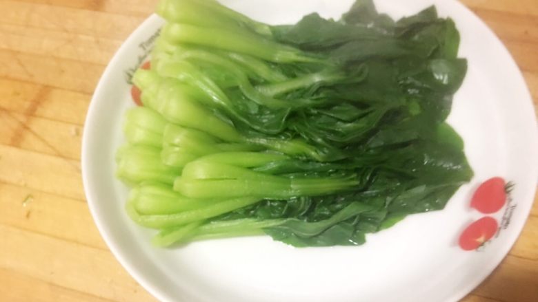 香菇小油菜,青菜放入沸水中断生,速度要快,先放入根部