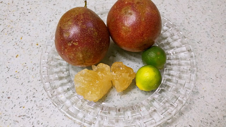 青柠百香果热饮,准备好材料。
