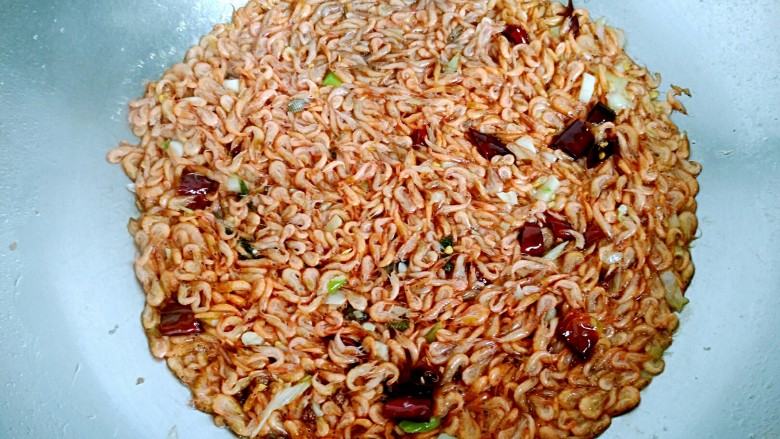 酱爆小河虾,放入小<a style='color:red;display:inline-block;' href='/shicai/ 1660'>河虾</a>,翻炒变色。