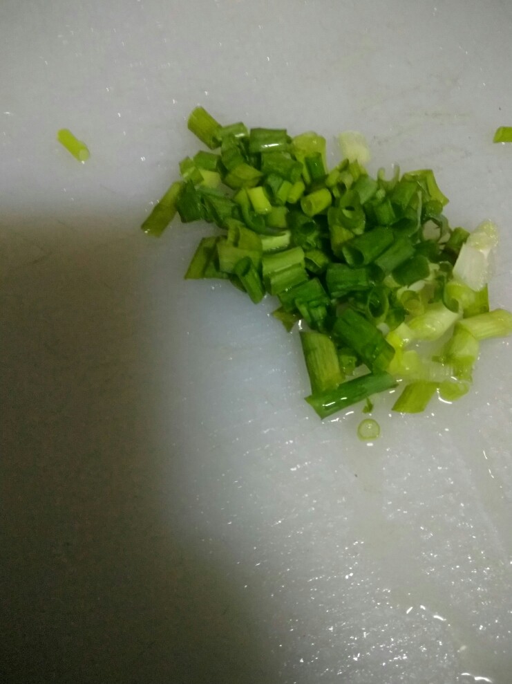 反沙芋头,去葱白,余下的切成葱珠