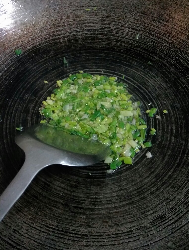 反沙芋头,锅里留丁点油,够炸葱花就好!有点焦感即可起锅!