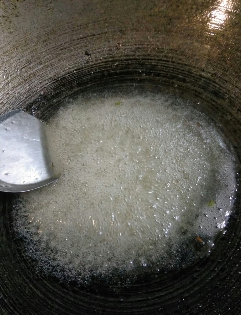 反沙芋头,煮糖浆,边煮边搅拌!以免糖结块和糊底!