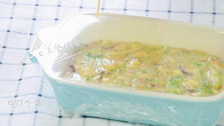 龙利鱼蔬菜饼 宝宝辅食,西兰花,香菇,鲜百合,倒入蔬菜鱼糊,盖上保鲜膜,扎几个洞,上锅蒸20分钟。