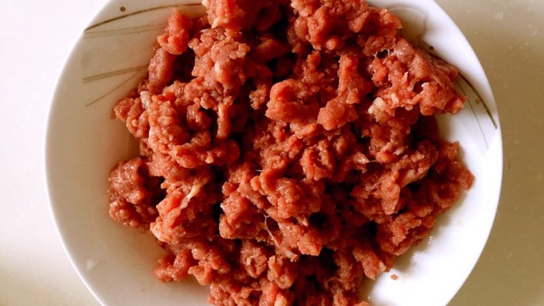 牛肉青椒馅儿水饺,<a style='color:red;display:inline-block;' href='/shicai/ 216'>牛肉</a>剁(绞)成肉馅。