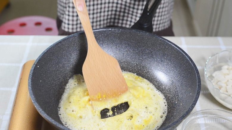 豪华版蟹黄豆腐,炒到出泡沫,就可以放入豆腐。