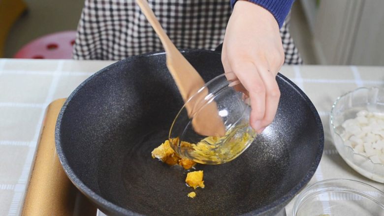 豪华版蟹黄豆腐,倒入咸鸭蛋黄,慢慢翻炒