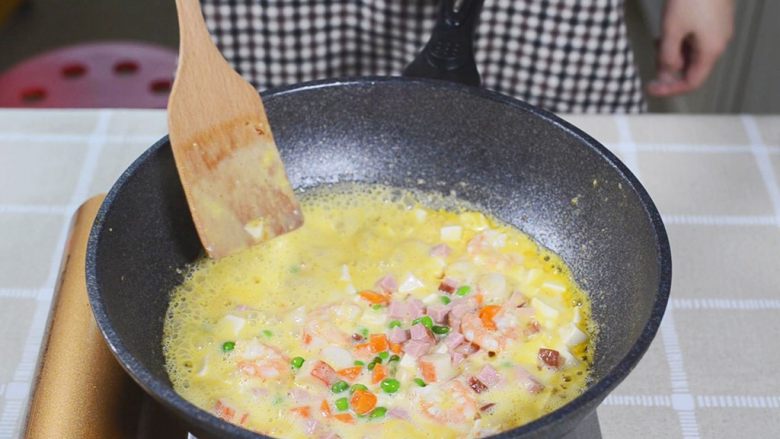 豪华版蟹黄豆腐,倒入剩余的所有食材,煮到虾肉变色,小火收汁(不要守干,这个菜要有汤汁才好吃。)放入一小勺盐。