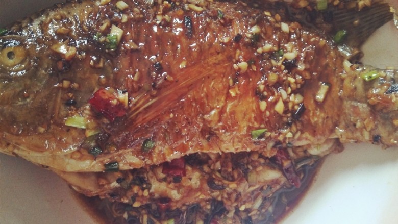 糖醋鱼,将所有配料全部放入锅中加点水煮沸,鱼放入煮沸的料之中翻身,焖煮三分钟即可。