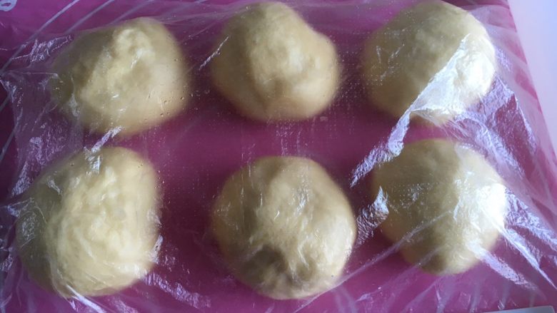 香草天空吐司,分割成86克左右的小团6个,盖保鲜膜静置20分钟