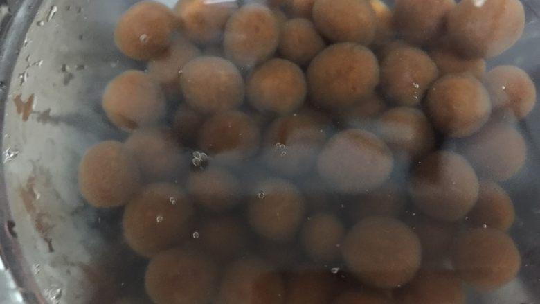 焦糖珍珠奶茶(健康自制),倒入之前准备好的其中一碗冷水里,泡3分钟
然后轻轻地洗一下表明的粘液
注:泡的时间里再煮开一锅水
水开了,泡的时间也到了,直接把珍珠倒进去再煮一次