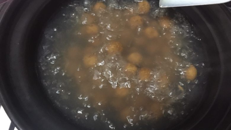 焦糖珍珠奶茶(健康自制),一开始要不停搅拌,以免粘锅底
