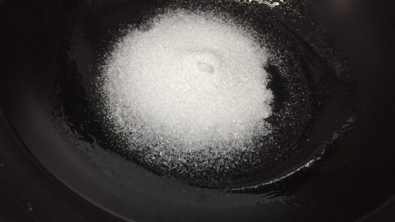 焦糖珍珠奶茶(健康自制),中小火烧热锅,锅热后转小火,放入砂糖