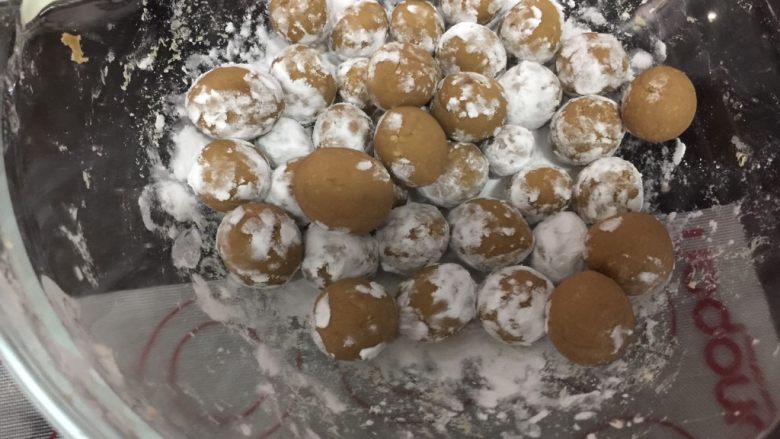 焦糖珍珠奶茶(健康自制),把搓好的珍珠放入放了木薯淀粉的碗里