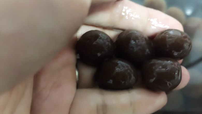 焦糖珍珠奶茶(健康自制),经过第二次的熬煮,珍珠开始变透明啦~