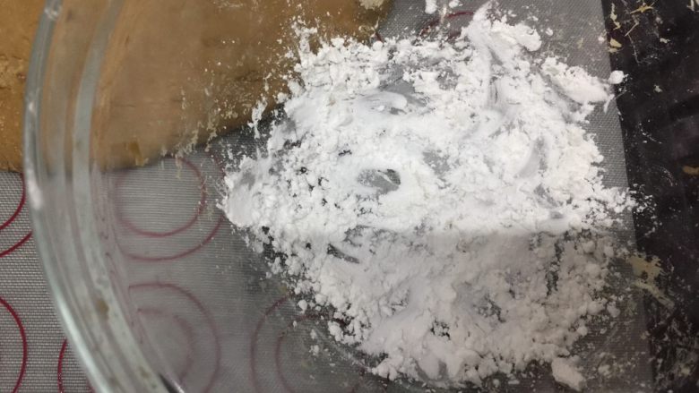 焦糖珍珠奶茶(健康自制),面团放到面垫上,用之前和面团的碗,放入一些木薯淀粉