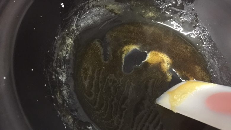 焦糖珍珠奶茶(健康自制),熬至颜色变深冒小泡泡